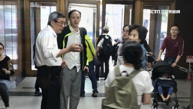 暖心處長39樓奔波　陪旅客打地舖