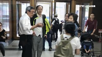 暖心處長39樓奔波　陪旅客打地舖