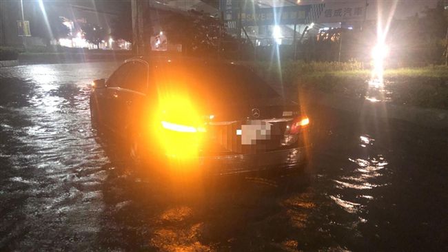 雨炸北北基！　新莊新北大道傳積水