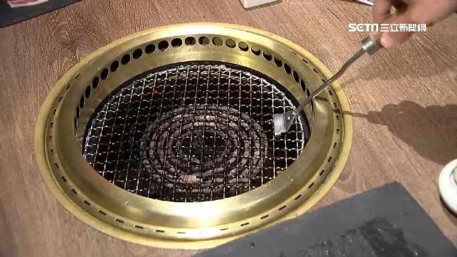 網傳先噴醋+水　可延緩烤網焦黑