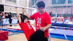 ▲亞運體操成員指導小朋友體操動作。（圖／華南金控提供）