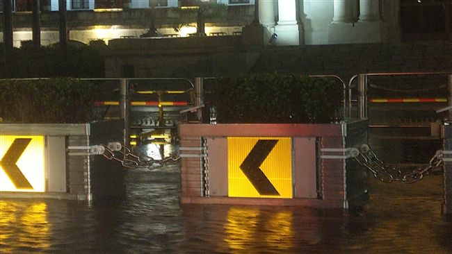 總統府外也積水　網：機車排氣管高度