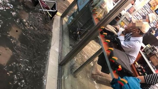 暴雨淹進超商　躲雨民眾表情超無奈！