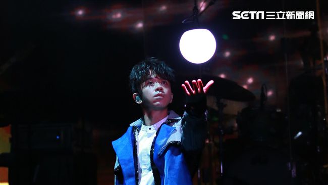 演唱會票秒殺！男星被拱直播脫衣