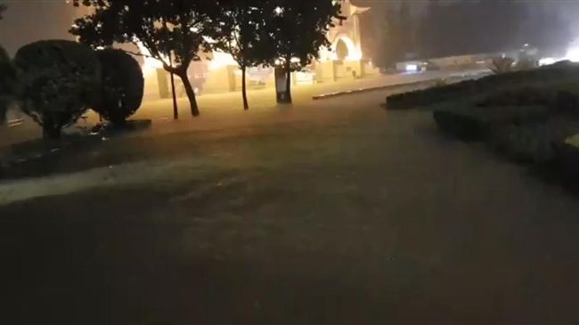 自由廣場積滿水　人、車泡水寸步難行