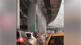 暴雨,水療,機車騎士,爆廢公社　圖／翻攝自臉書爆廢公社