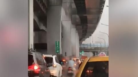 大雨中驚見騎士灌頂練功　網：超省錢