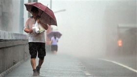 雨勢加劇（1）對流雲系發展旺盛，由於雨勢加劇，中央氣象局8日下午將北北基升為豪雨特報，提醒民眾留意雷擊及強陣風。圖為台北街頭民眾將傘斜撐，遮擋雨勢。中央社記者孫仲達攝　107年9月8日