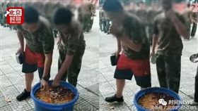 ▲學生們排隊將手指伸進餿水桶。（圖／翻攝自網易新聞）