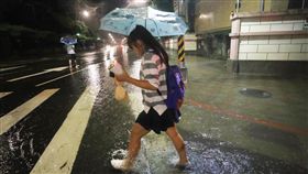 北市中正區雨勢驚人　積水淹過腳踝大台北地區8日下午開始降下驚人雨勢，多處傳出積淹水情形，台北市中正區貴陽街與公園路交叉口的積水一度淹過腳踝，一旁的人孔蓋也不斷冒出水來。中央社記者吳翊寧攝　107年9月8日