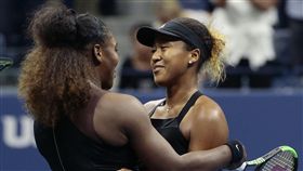 ▲小威廉絲恭賀大阪直美拿下冠軍。（圖／美聯社／達志影像）