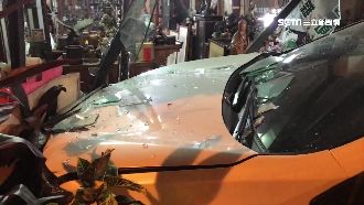 店家被車衝撞　轟聲巨響嚇壞80歲婦