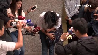 靈車載楊偉中抵殯儀館　女兒傷心啜泣