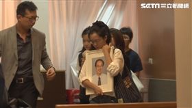 楊偉中的遺照「帶著笑容」，和表情凝重的陳以真形成強烈對比，令人鼻酸