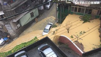 豪雨轟炸！基隆新西街變「泥黃瀑布」