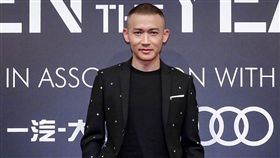  聶遠獲選「《智族GQ》年度人物」／在紅毯上打蒼蠅。(翻攝微博)