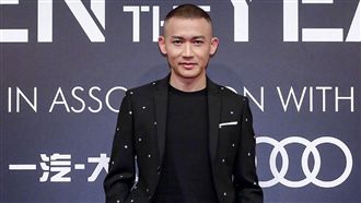 演自戀皇上翻紅！聶遠紅毯亂舞打蒼蠅