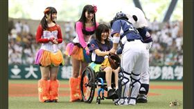 猪狩友香為西武獅開球。（圖／翻攝自假面女子推特）