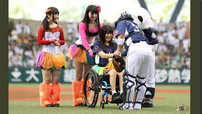 女星坐輪椅為西武開球　全場感動鼓掌