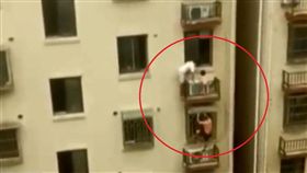 大陸江蘇一名女童日前因翻越陽台受困窗外，她獨自一人攀著外牆懸在高樓外，看上去相當危險，所幸當時有2位「蜘蛛人」徒手爬到4樓，成功救出孩子。不少網友看到2名男子的義舉，紛紛直呼「帥！英雄無誤」。（圖／翻攝自微博）