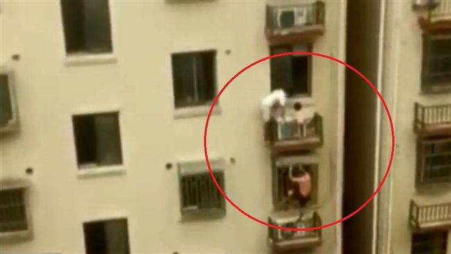 女童懸在高樓　2男徒手爬4樓救人