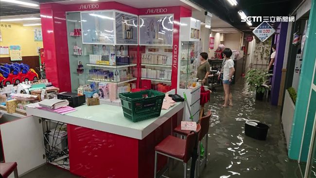 不只馬路變河流　這間全聯一片汪洋