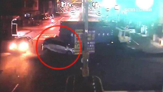 回收車迴轉加碼倒車　轎車猛撞卡車尾