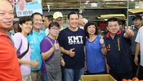 馬英九陪同竹市參選人市場拜票（2）前總統馬英九（前右3）9日到新竹市輔選，與國民黨籍新竹市長參選人許明財（前左3）、多位議員參選人到新竹市果菜市場拜票，攤販與民眾見到馬英九爭相拍照留念。中央社記者魯鋼駿攝　107年9月9日