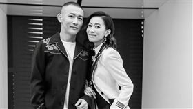 佘詩曼穿西裝跟聶遠熱舞。(翻攝微博)	