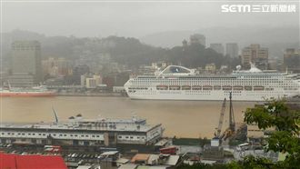 豪雨狹泥水！基隆港被染成「奶茶港」