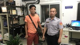 陳男欲購買2萬元遊戲點數被警員及時勸退（翻攝畫面）