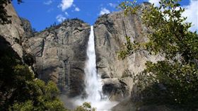 為自拍跌落山崖　18歲少年魂斷異鄉
優勝美地,國家公園,自拍
翻攝自推特
https://www.jta.org/2018/09/05/news-opinion/israeli-teen-falls-death-yosemite-taking-selfie