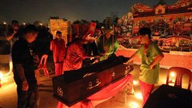 躺棺,冥屋,轉運,新加坡,地藏王,菩薩,母親　圖／翻攝自馬來西亞《聯合晚報》　https://www.zaobao.com.sg/node/889776