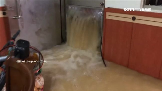 湍急泥流淹家！新西街住戶托腮坐客廳