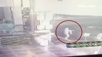 機車自摔成火球　勇保全滅火救騎士命