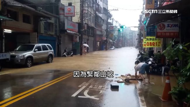 店員收浸濕千元　下班一個舉動暖哭婦