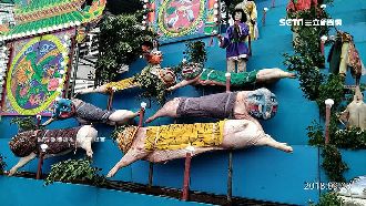 豬戴面具、鴨插假頭　菜市場普渡肉山