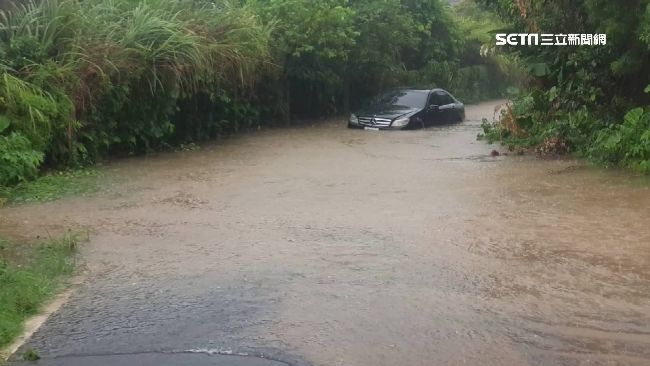 名車泡水卡坑路　車主杯舀積水超無奈