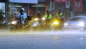 雨勢加劇（2）中央氣象局8日下午將北北基地區升為豪雨特報，並表示大雨導致能見度低，籲請用路人注意行車安全、減速慢行。圖為台北街頭機車騎士全副武裝，在雨中等待交通號誌燈號轉綠。中央社記者孫仲達攝　107年9月8日
