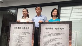 無黨籍參選人簽認同卡　柯文哲同台合影無黨籍台北市議員參選人王致雅（右）、彰化市長參選人黃玉芬（左）8日與台北市長柯文哲（中）同台，兩人簽下「柯P認同卡」。中央社記者劉建邦攝　107年9月8日