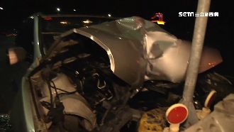 時速破百！雙B自撞分隔島　車頭全毀