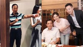 郭董設家宴打造小吃一條街 邀馬英九、大S、汪小菲作客 翻攝自微博 