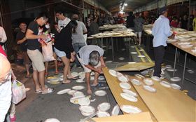 銅鑼普渡供品免費拿　民眾好嗨搶到翻桌