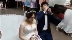 新郎奉茶當敬酒，岳父面前直接乾了眾人傻眼。（圖／翻攝爆料公社）