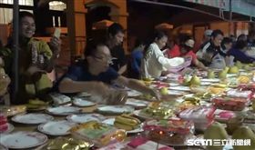 苗栗,普渡,搶供品。（圖／新聞台）