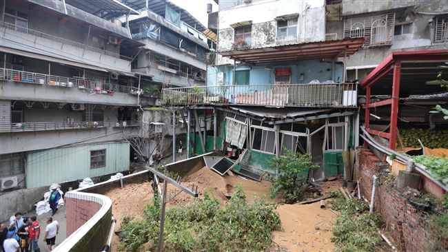 不敵豪雨沖刷　基隆一處民宅地基塌陷