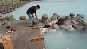 高雄鳳鼻頭水質變白　環保局：碳酸鈣現象