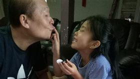 小時不陪家家酒！　爸當阿公後..竟和孫女玩「化妝」（圖／翻攝自爆怨公社）