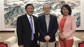 6月赴陸　饒穎奇吳俊立：討論農產品銷陸（2）台東政壇和網路盛傳前總統府資政饒穎奇為了尋求前台東縣長吳俊立支持女兒饒慶鈴選縣長，今年6月陪同吳俊立（左）、鄺麗貞（右）夫婦到大陸，會晤國台辦主任劉結一（中）。吳俊立、饒穎奇澄清，此行是討論台東農業問題。（取自陳嘉信臉書）中央社記者盧太城台東傳真　107年9月9日