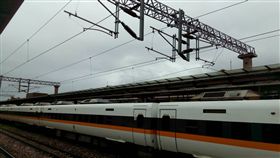 台鐵今（10）日一輛408次自強號列車集電弓將電車線扯斷，造成第二群（二、三股）及（三民=玉里間）沒電，在瑞穗=玉里間改柴電機車牽引行駛。電力維修車在上午11點30分自台東站開出至玉里站進行電力設備修復，預計下午3點恢復正常行車。本次事故統計至12時止，計影響9列次、影響旅客約1900人，其中對號列車延誤超過45分鐘，旅客可於1年之內至各站辦理全額退費。（圖／台鐵提供）